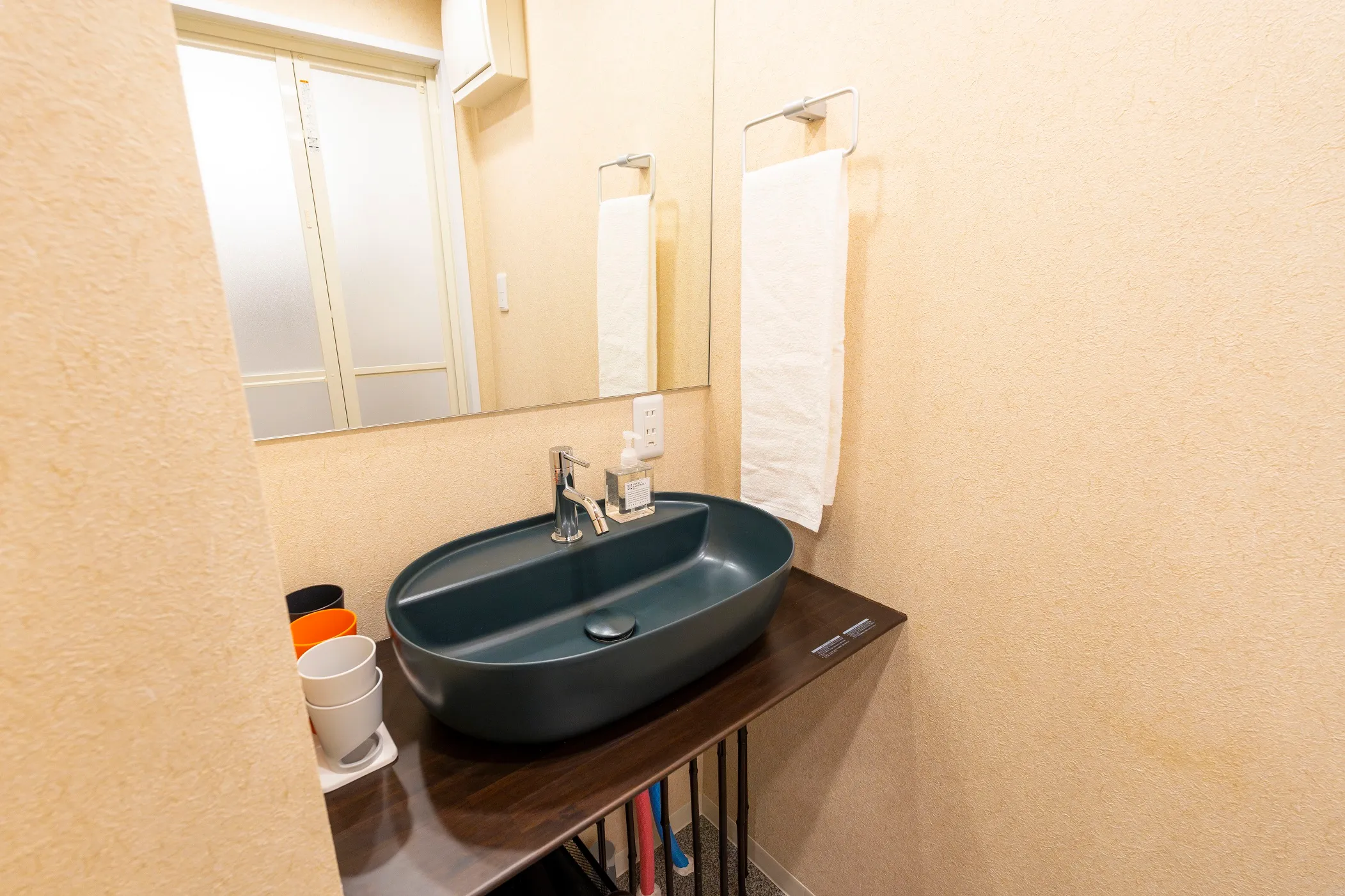 Shower room and washroom — photo 1 of 4