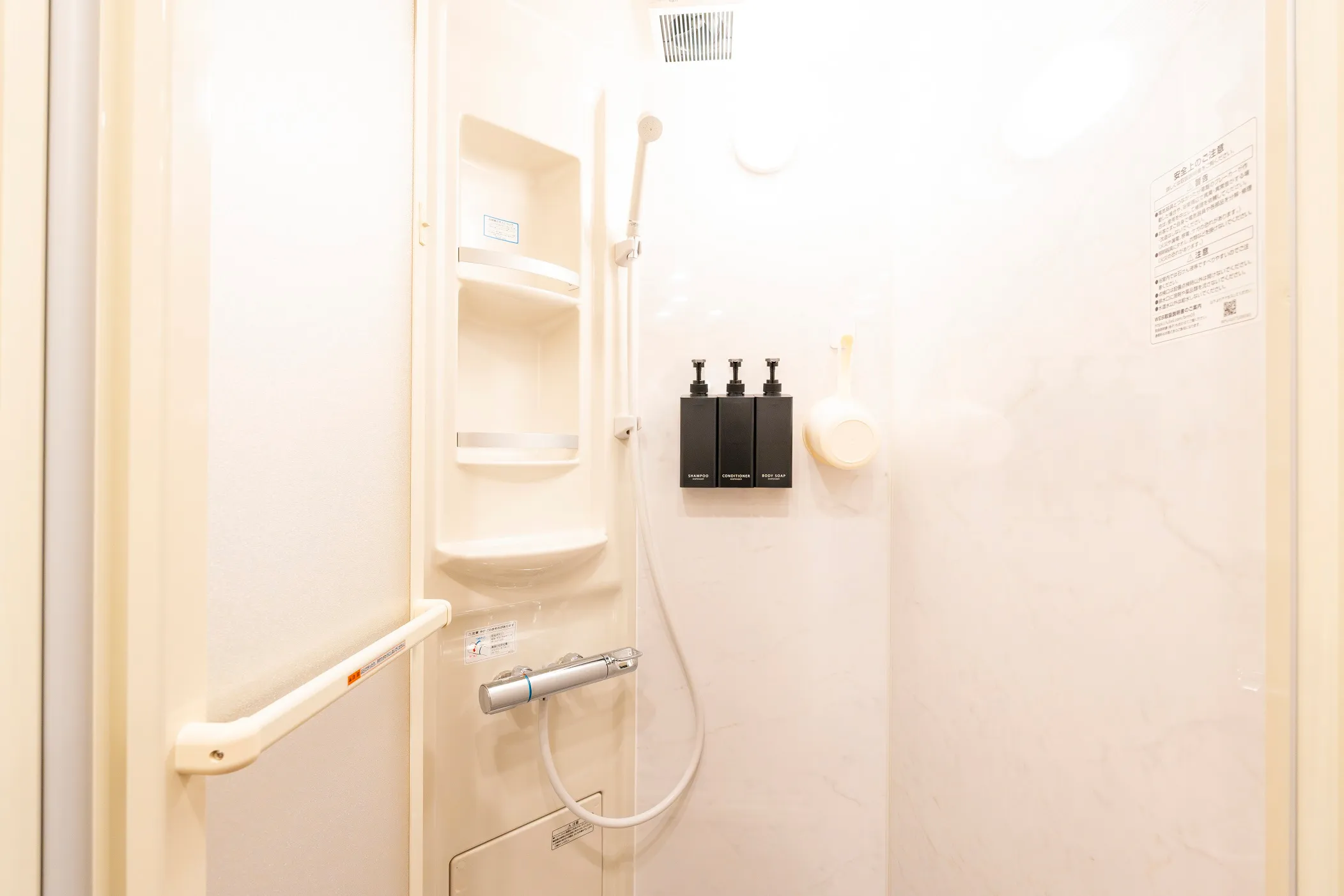 Shower room and washroom — photo 2 of 4