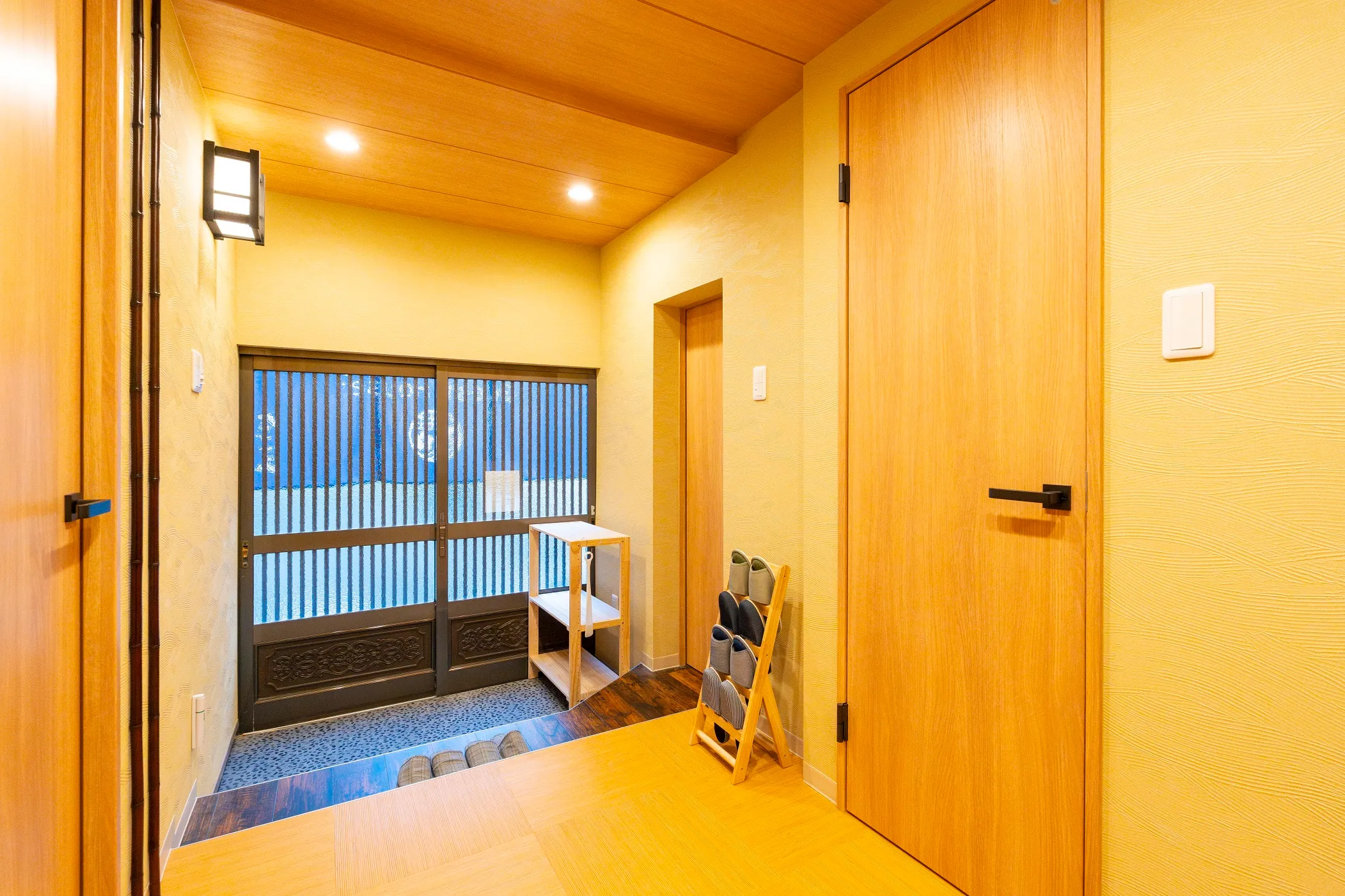 The entrance hall, looking out through the lattice door to the street